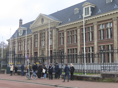 901564 Afbeelding van een rij wachtende kiezers voor het gebouw van de Rijksmunt (Leidseweg 90) te Utrecht, waar een ...